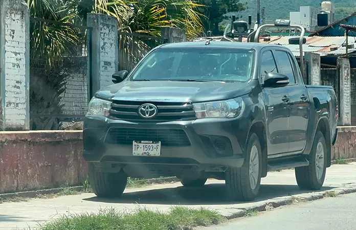Regidor bloquea área peatonal con camioneta