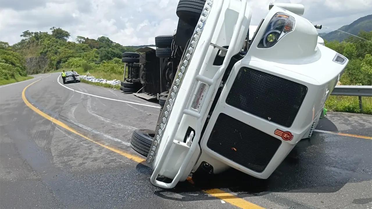 Vuelca tráiler cementero en autopista Valles-Rayón