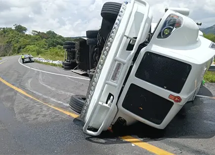 Vuelca tráiler cementero en autopista Valles-Rayón Vuelca tráiler cementero en autopista Valles-Rayón