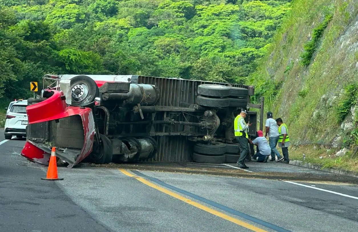 Vuelca tráiler en autopista Valles-Rayón; chofer sufre golpes