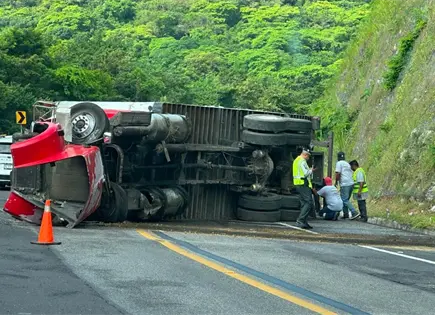 Vuelca tráiler en autopista Valles-Rayón; chofer sufre golpes Vuelca tráiler en autopista Valles-Rayón; chofer sufre golpes