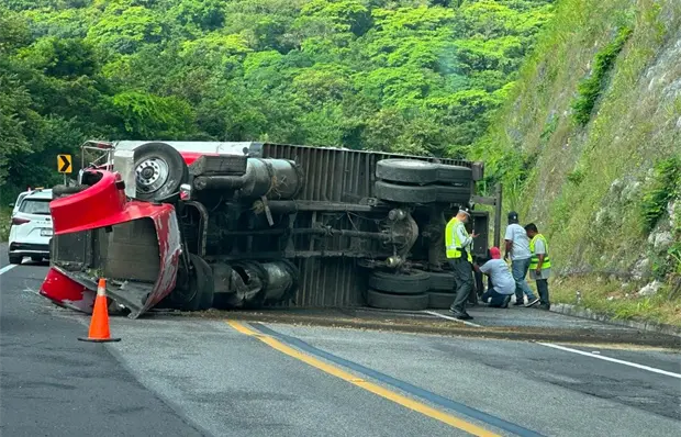 Vuelca tr&aacute;iler en autopista Valles-Ray&oacute;n; chofer sufre golpes