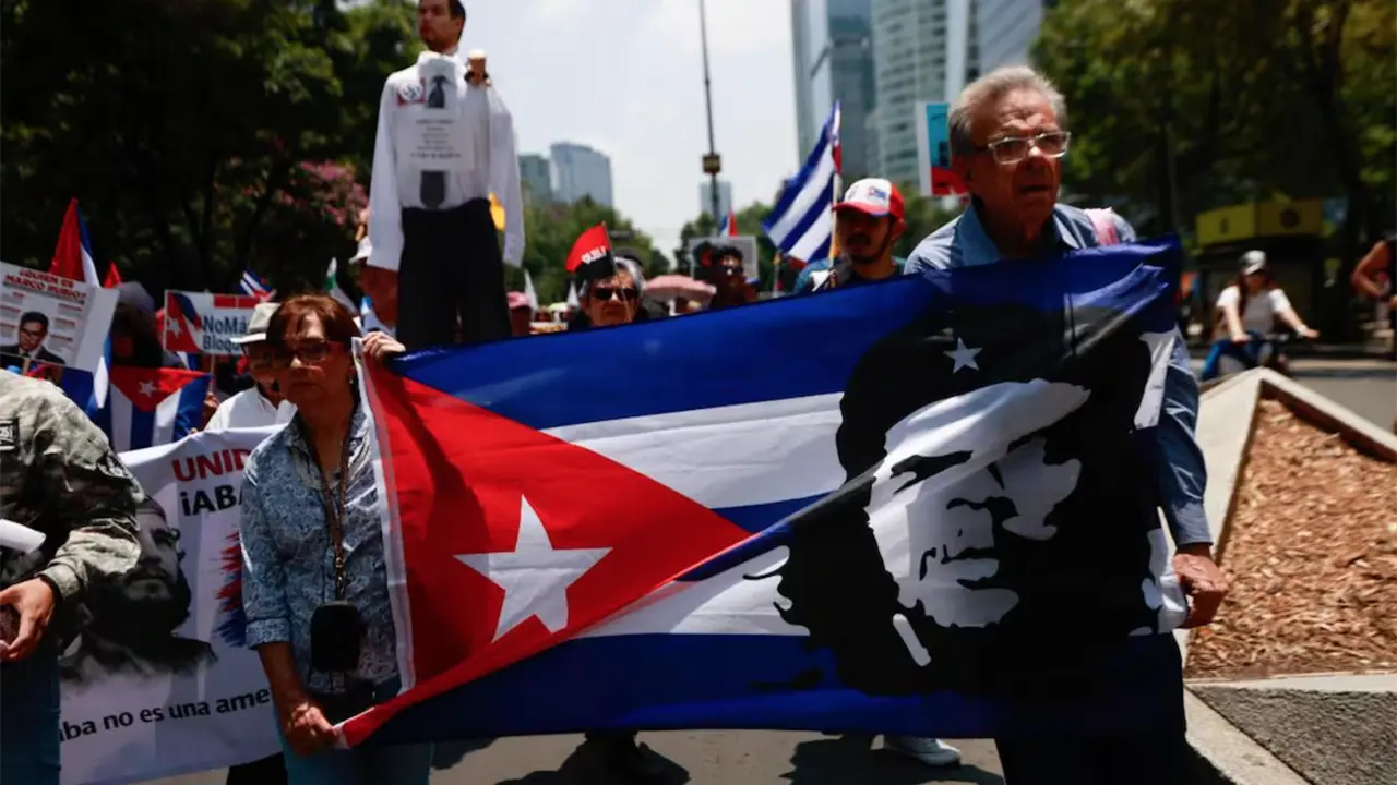 Cubanos en México marchan a antigua embajada de EU contra bloqueo