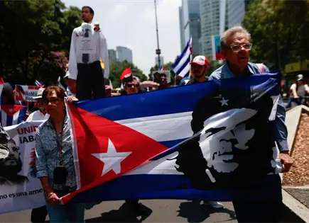 Cubanos en México marchan a antigua embajada de EU contra bloqueo Cubanos en México marchan a antigua embajada de EU contra bloqueo