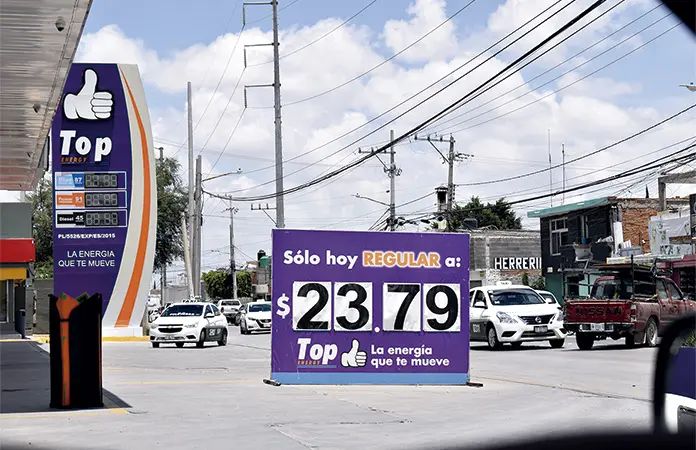 Gasolina sube 3 pesos en un año