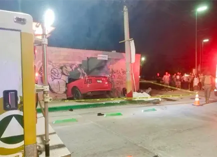 Mustang embiste a motociclista y causa tragedia Mustang embiste a motociclista y causa tragedia