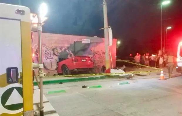 Mustang embiste a motociclista y causa tragedia Mustang embiste a motociclista y causa tragedia