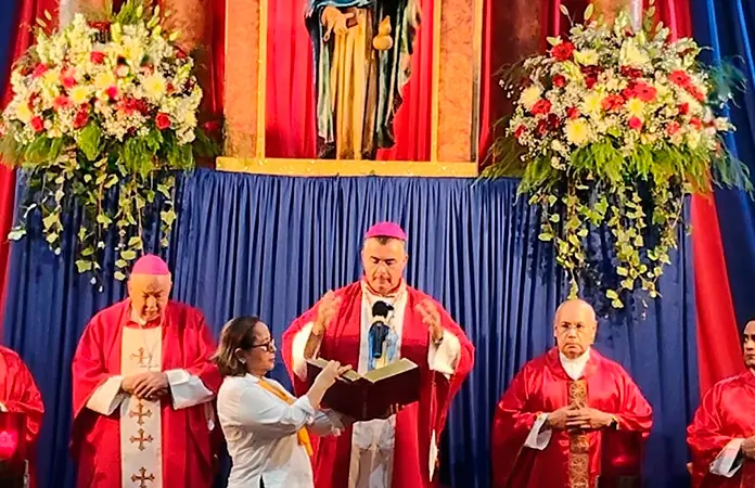 Obispo Yenny oficia misa de gallo a Valles