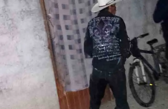 Policías apoyan a adulto mayor