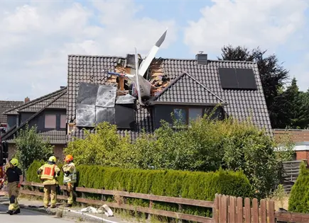 Una avioneta se estrella contra una casa en el norte de Alemania Una avioneta se estrella contra una casa en el norte de Alemania
