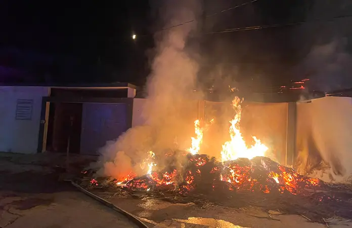 Voraz incendio consume una cervecería en Tamuín