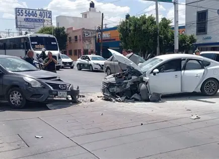 Choque en avenida Universidad complica la vialidad
