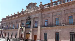 Debe gobierno 3 mil 300 mdp a tres bancos