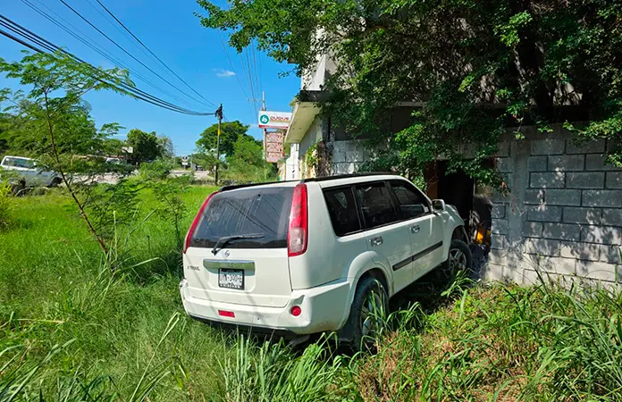 Impacta camioneta contra una casa