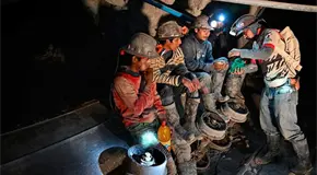 Mueren 2 militares y 2 mineros al caer a socav&oacute;n