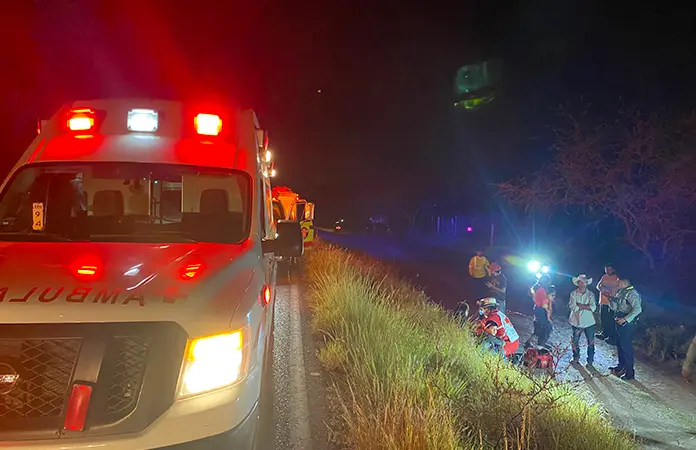 Vuelca camioneta al tronarse una llanta