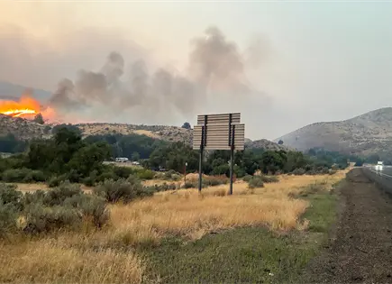 Incendio forestal cierra tramo de I-84 y evac&uacute;a Huntington en Oregon
