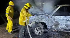 Incendio reduce a chatarra una camioneta en ejido de Tamu&iacute;n
