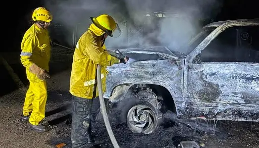 Incendio reduce a chatarra una camioneta en ejido de Tamu&iacute;n
