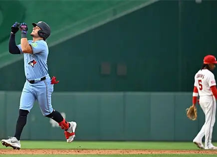 Luis Ur&iacute;as pega jonr&oacute;n y Azulejos vencen a Nats