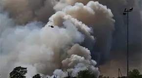 Monstruosa nube provoca m&aacute;s llamas con rayos