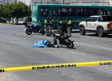 Muere un motociclista embestido en lateral de la 57
