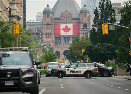 Polic&iacute;a de Toronto persigue a sospechosos tras tiroteo en consulado