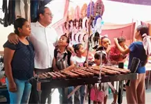 Se gana la vida con su marimba en Soledad Se gana la vida con su marimba en Soledad