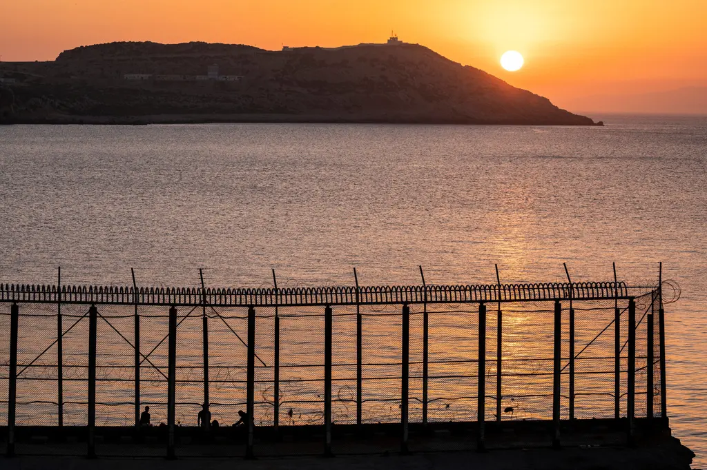 Autoridades españolas enfrentan llegada masiva de migrantes marroquíes a Ceuta