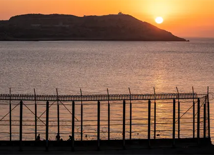 Autoridades espa&ntilde;olas enfrentan llegada masiva de migrantes marroqu&iacute;es a Ceuta