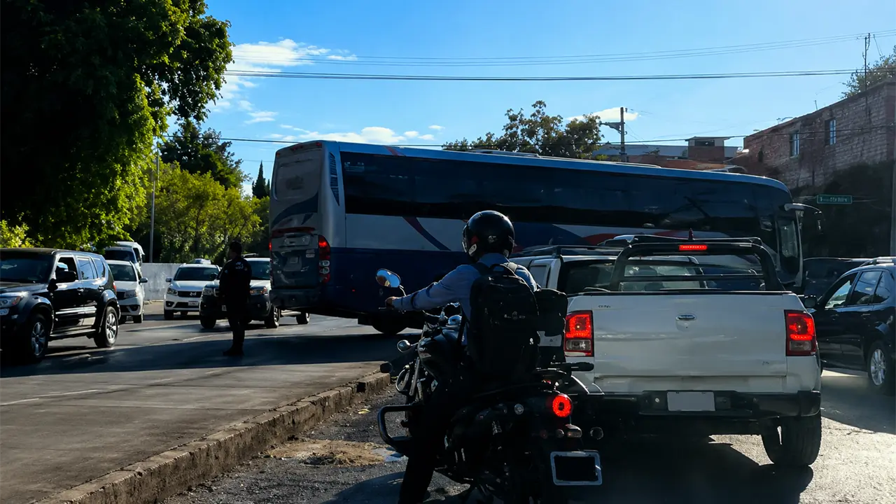 Camión queda atorado y colapsa el Río Santiago