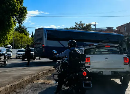 Camión queda atorado y colapsa el Río Santiago Camión queda atorado y colapsa el Río Santiago