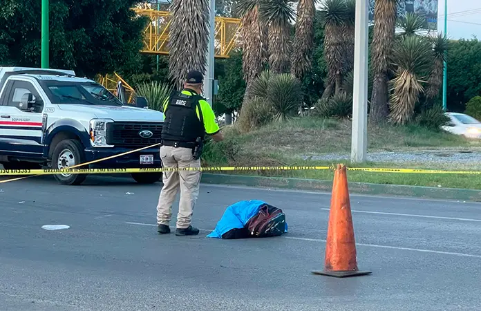 Camioneta de valores atropella y mata a peatón
