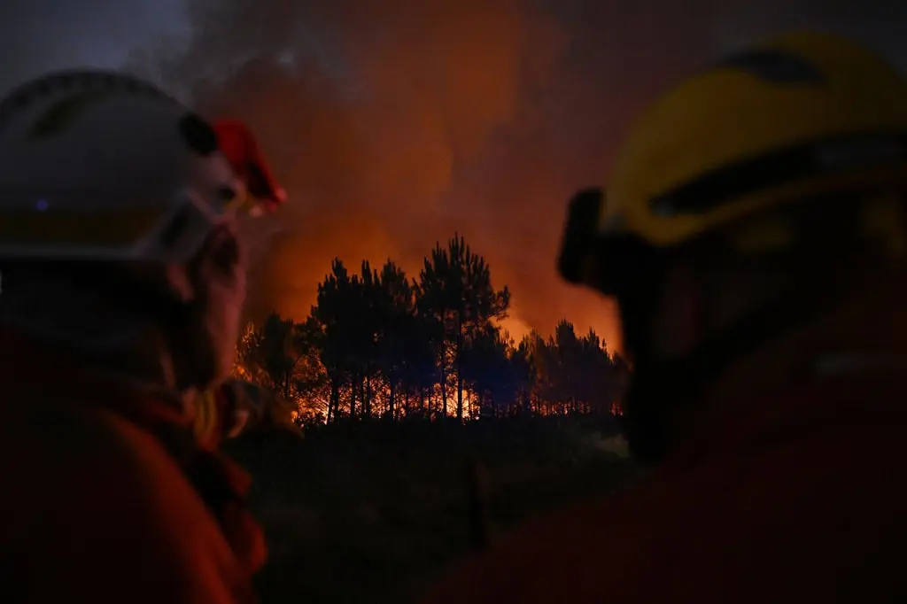Incendio forestal en Gironda moviliza a bomberos y evacua a miles