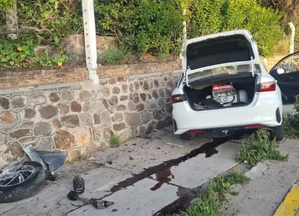 Muere taxista tras chocar contra una barda en avenida Carranza Muere taxista tras chocar contra una barda en avenida Carranza