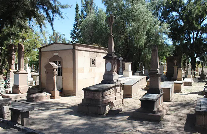 Pelean titularidad de los recorridos por el cementerio