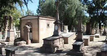 Pelean titularidad de los recorridos por el cementerio