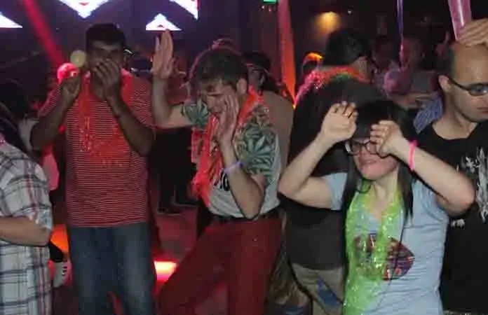 Vive campamento "noche" de antro