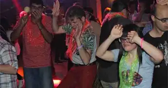 Vive campamento "noche" de antro