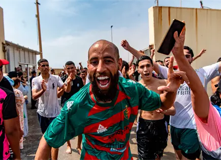 "Caos absoluto" en la frontera entre Marruecos y Ceuta, Espa&ntilde;a, por llegada de miles de inmigrantes