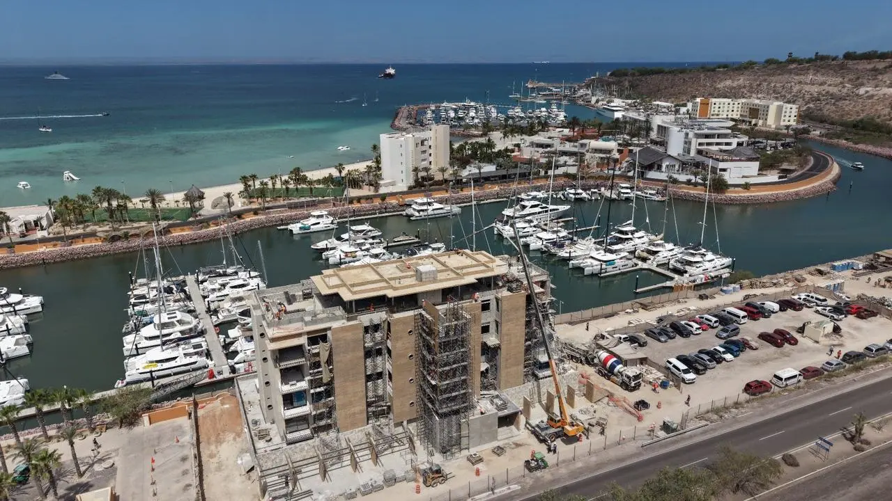 Cemex participa en desarrollo residencial con soluciones especializadas para entorno marino