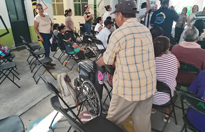 Entrega el DIF aparatos ortopédicos a adultos mayores