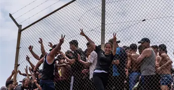 Miles de migrantes en Ceuta viven en calles y de caridad