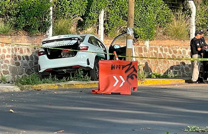 Fallece taxista al chocar contra barda de piedra