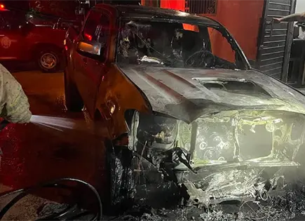 Investigan un incendio provocado de camioneta Investigan un incendio provocado de camioneta