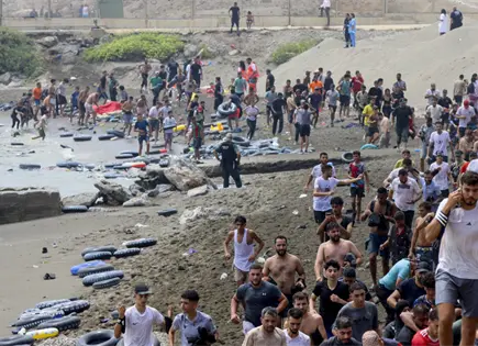 Miles de migrantes desatan caos absoluto" entre Marruecos y Ceuta, Espa&ntilde;a