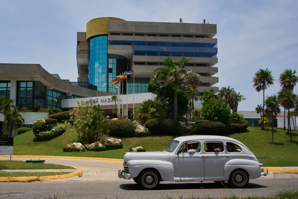 Parlamento cubano aprueba reducción de ministerios y ley de vivienda