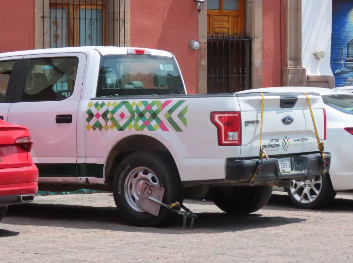 No perdona Parquímetros ni a camioneta oficial