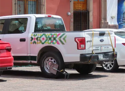 No perdona Parquímetros ni a camioneta oficial No perdona Parquímetros ni a camioneta oficial