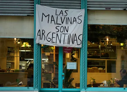 Argentina exhibe pancarta sobre Malvinas tras semifinal del Mundial Argentina exhibe pancarta sobre Malvinas tras semifinal del Mundial